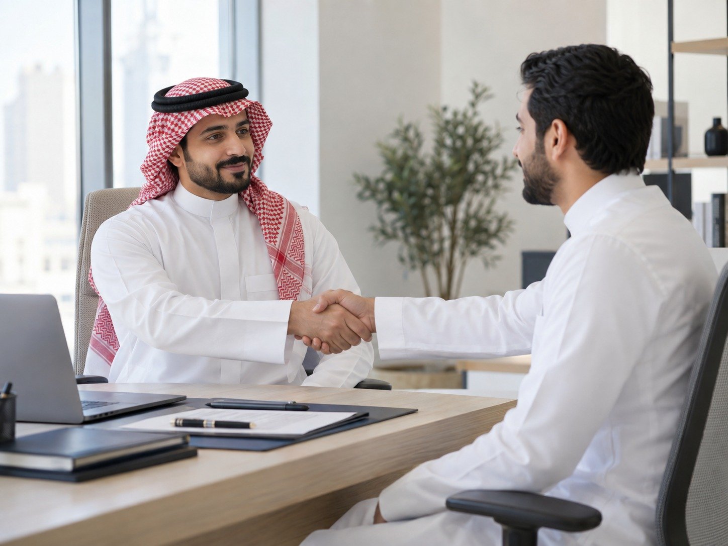 مصافحة خلال اجتماع عمل لمناقشة الخدمات المحاسبية